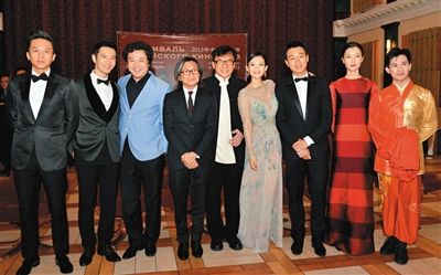 陈可辛(左四)带着黄晓明,邓超,佟大为等《中国合伙人》主创亮相电影节