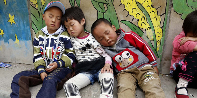 青海湟中县部分幼教点孩子靠墙午睡 