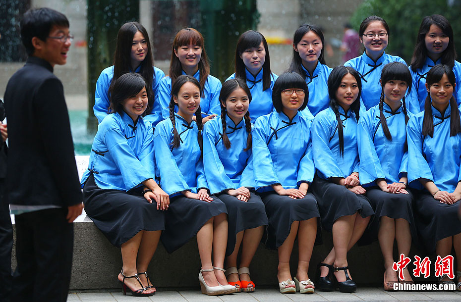 南京高校毕业照劲刮<em>复古风</em> <em>女生</em>穿民国服装_
