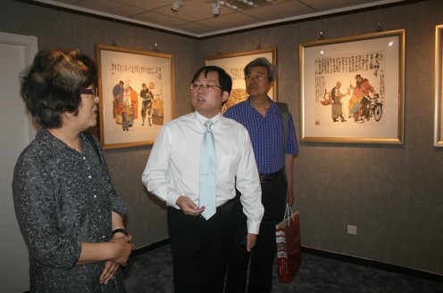 愚石向杨力舟,王迎春夫妇介绍展览情况