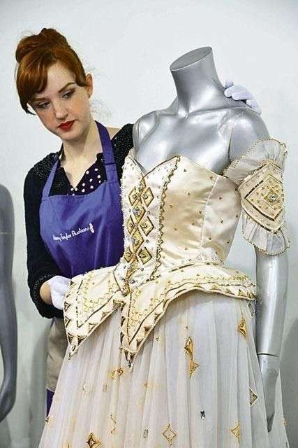 戴安娜王妃华美礼服被拍出10.2万英镑（图）