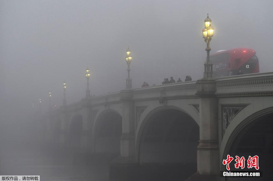 英国伦敦出现大雾天气地标建筑若隐若现