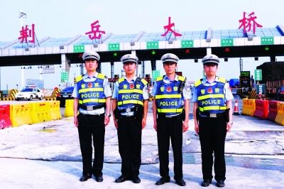 四位高速警察：易杰、黄文家、邱峰、刘晓玮。