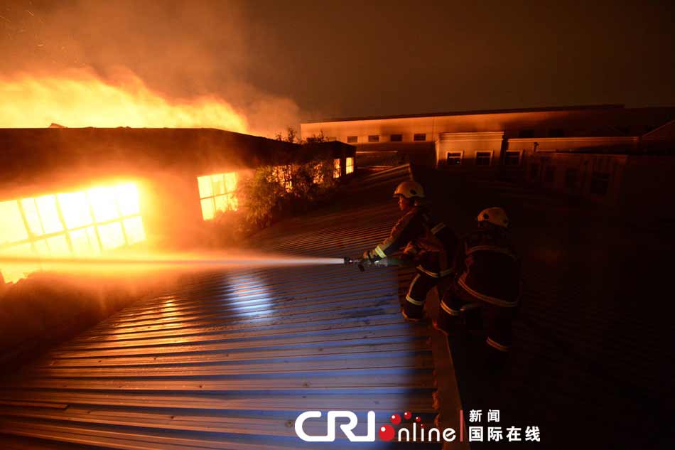 国际在线消息：8日下午发生在济南市天桥区的火灾，截至晚间11：20，记者在现场看到，现场空气中充斥着木材燃烧的焦糊味道，明火尚未完全扑灭，但火势已得到有效控制，官方证实无人员伤亡。