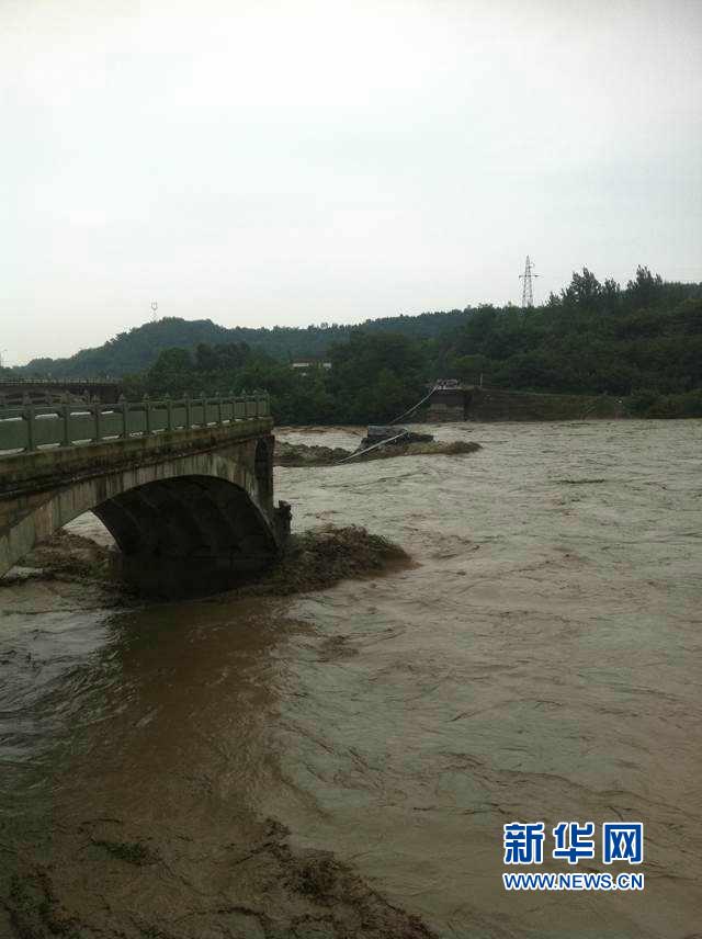 7月9日11时许，因持续暴雨引发洪水，四川江油市通往绵阳的绵江公路通口河老青莲大桥被冲垮，有车辆和行人落水。 新华社发（张久春提供）

    9日11时30分左右，四川省江油市青莲镇青莲镇盘江大桥（青莲老桥）垮塌，截至9日21时，已核实有5辆车坠河失踪，其中轿车1辆，微型面包车3辆，越野车1辆，已确认3人被救起，6人失踪。
另外，强降雨还造成德阳市所辖的绵竹市绵远河牛鼻子大桥（汉旺通往清平、天池交通大桥）和兴隆拱星大桥（兴隆通往拱星交通大桥）垮塌。