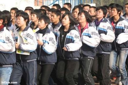 衡水中学1年104人考入清华北大学生带书跑操