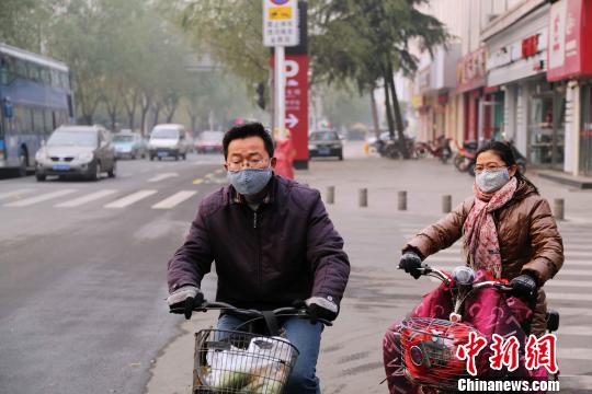 山东连续4天发霾黄色预警市民“习以为常”（图）