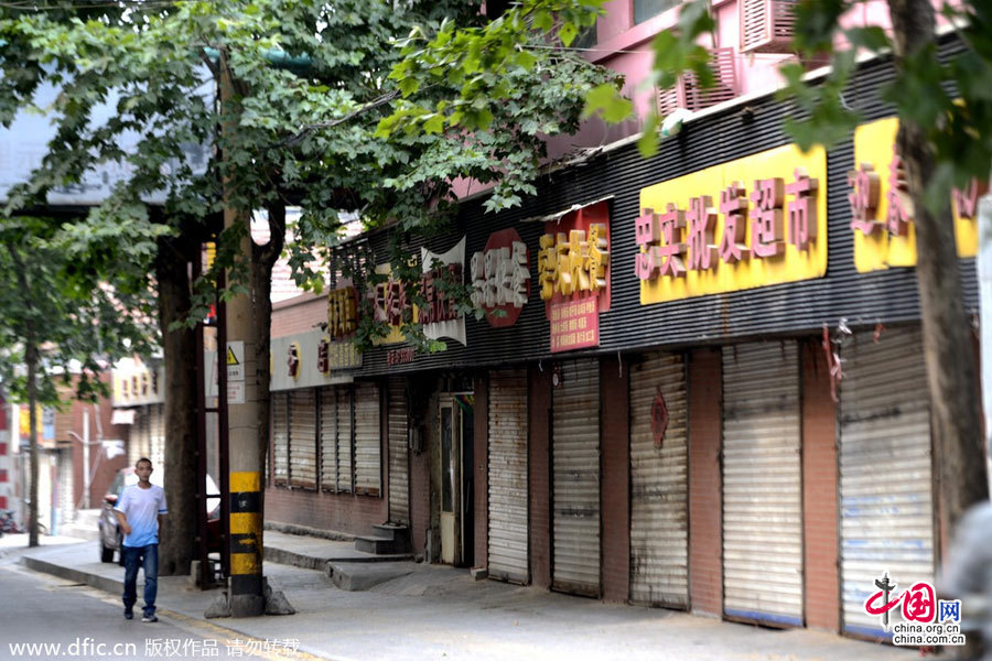 2014年7月1日，济南市数百家个体经营的快餐店、海鲜店、烧烤店等餐饮店全部大门紧闭，昔日门前摆满桌椅挤满人的场面没有了，只有空荡荡的街道。