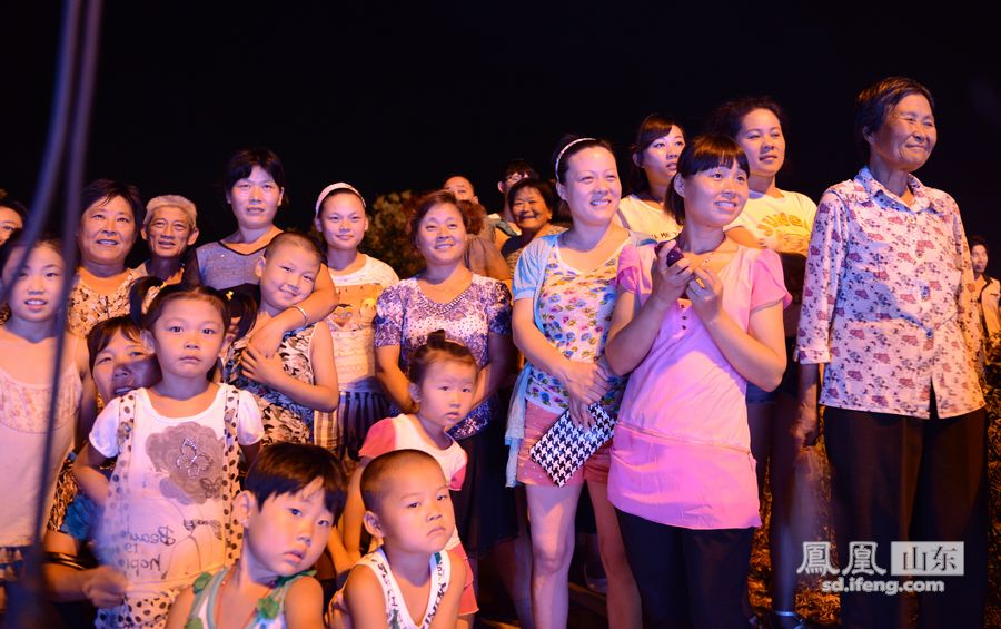 7月31日晚7点，邹城籍35名各艺术院校的在校大学生来到太平镇横河村文化广场，为当地村民送上了一台文艺节目。此次演出，是他们暑期走进村镇感受家乡变化、汇报巡演抒发爱乡情怀的首场演出。摄影：王鸿燕 吕景艳