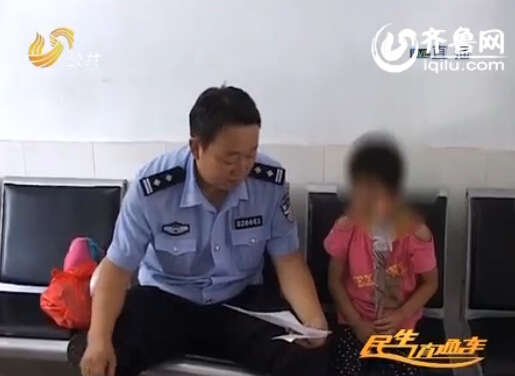 民警安慰7岁女童，并找到了大人的信息。
