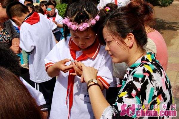 济南小学生集体为妈妈洗头修指甲感恩母亲节(图)