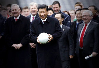 习近平访问爱尔兰 一展足球身手