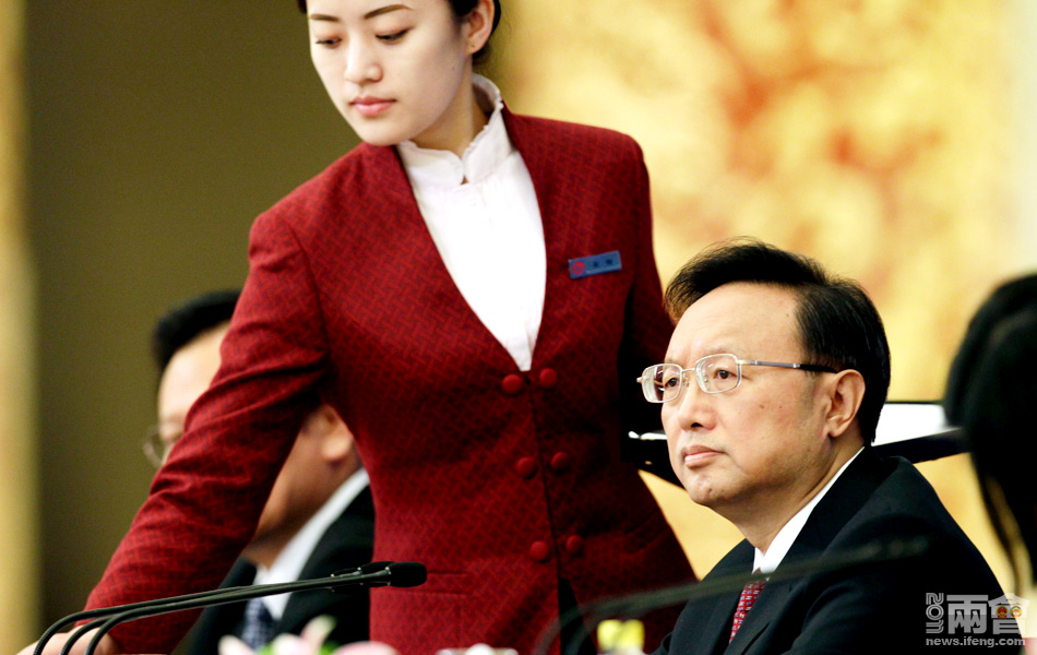 两会镜头:服务员