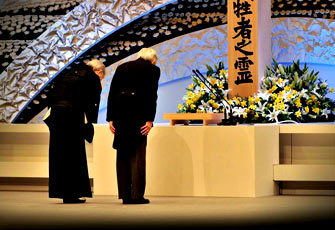 日本地震追悼大会 天皇向遇难者鞠躬