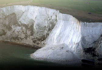 英国著名白崖因极端天气发生坍塌