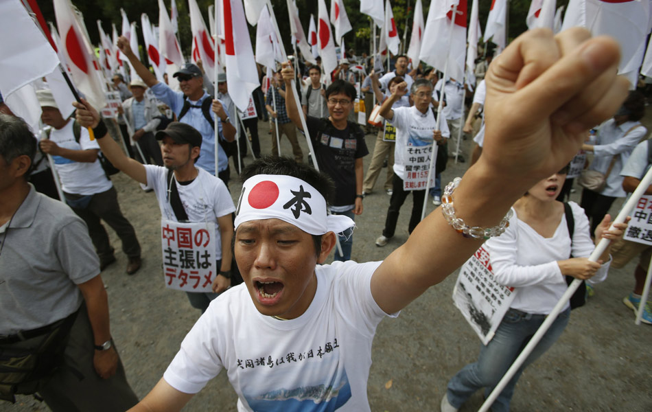 9月22日,随着中日两国就钓鱼岛争议升温,日本有右翼团体在今天发起大型反华示威。据了解,发起反华游行的是日本右翼团体“奋起日本全国行动委员会”,这个团体曾经在上个月,组织超过150名日本国会议员,组团前往钓鱼岛拜祭,宣示主权。今天的游行预计有数千人参加,是中国各地近日爆发反日示威以来,日本最大规模的反华示威活动.示威者计划游行到中国驻日大使馆前,宣读抗议书。图为示威游行现场。 9月22日,随着中日两国就钓鱼岛争议升温,日本有右翼团体在今天发起大型反华示威。据了解,发起反华游行的是日本右翼团体“奋起日本全国行动委员会”,这个团体曾经在上个月,组织超过150名日本国会议员,组团前往钓鱼岛拜祭,宣示主权。今天的游行预计有数千人参加,是中国各地近日爆发反日示威以来,日本最大规模的反华示威活动.示威者计划游行到中国驻日大使馆前,宣读抗议书。图为示威游行现场。