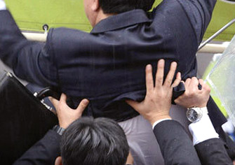 野田佳彦摔下宣传车