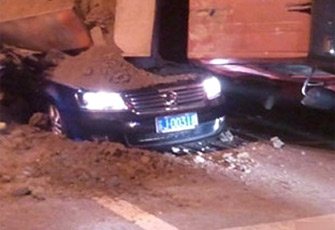 江苏两名银行行长轿车内身亡