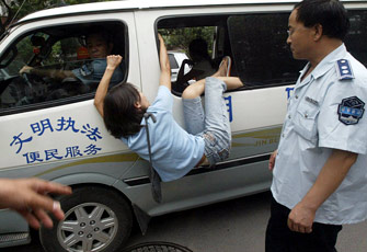 城管与小贩的29个新闻瞬间