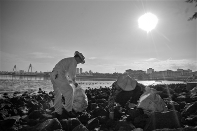 海口环卫工人沿海5公里捡垃圾 高温补贴只有一