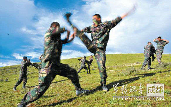 驻藏部队高原训练:用脚后跟快速给手枪上膛