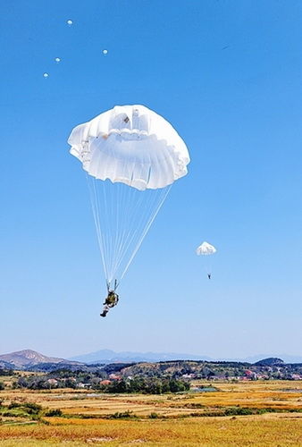 空降兵学院空降兵指挥专业学员第一次跳伞训练