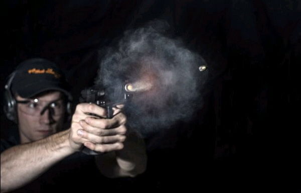 摄影师拍摄子弹射出枪管瞬间:火焰覆盖持枪的手