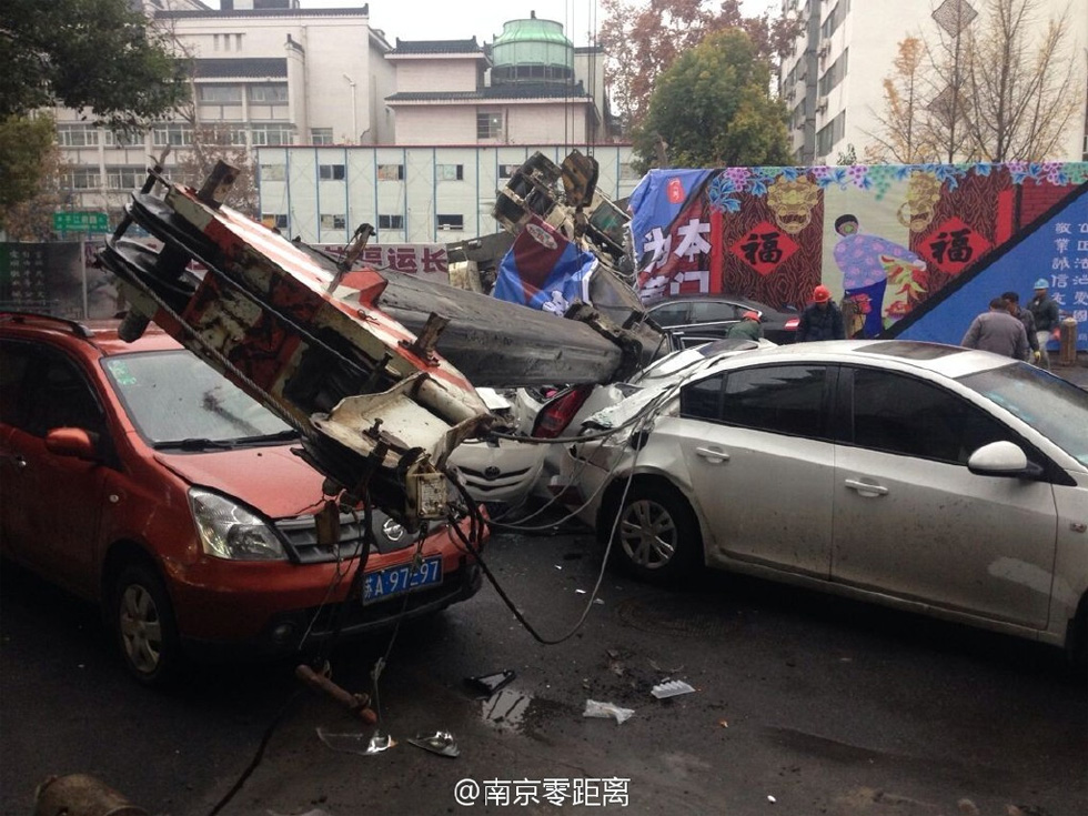 南京:吊车吊臂突然掉落 砸死2人多人受伤