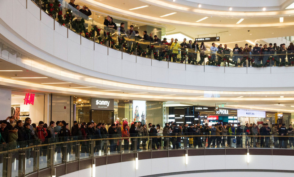 中部首家苹果直营店郑州开业 千人排队场面似