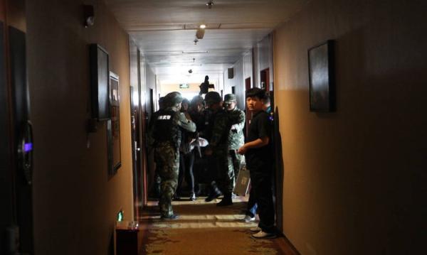 郑州一 女子 持刀 挟持 酒店女 服务员  特警成功营