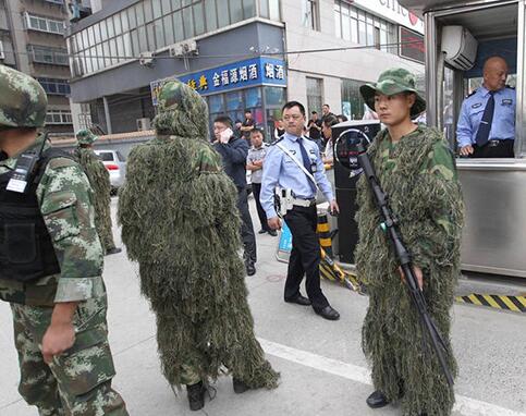 郑州一 女子 持刀 挟持 酒店女 服务员  特警成功营