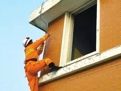 消防员紧抱轻生男子遭钢管抽打:绝不放手