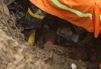 彝良18名学生在山体滑坡中遇难