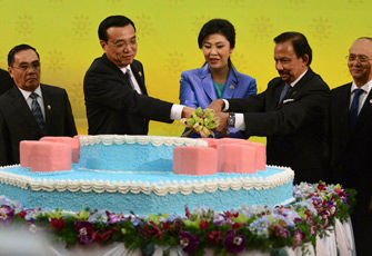 李克强、英拉等人共切蛋糕