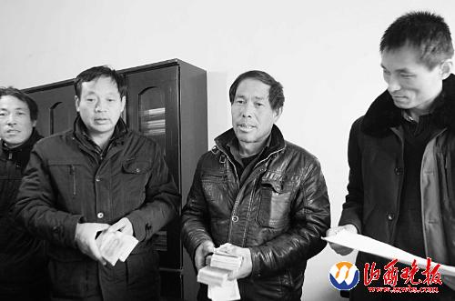 岁末晴暖农民工讨薪 多方协调欠款方掏钱_凤凰