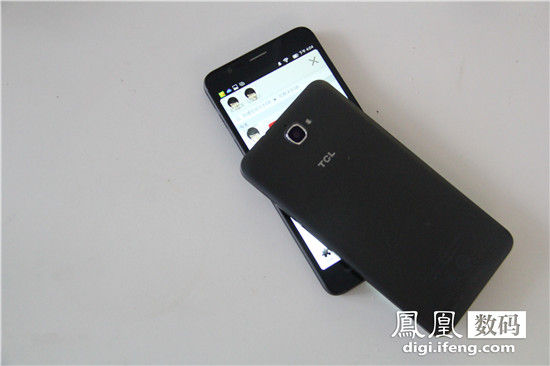 两台么么哒手机开启HotKnot功能后,轻触屏幕即可实现数据间的传输 这项技术的工作原理在于利用手机自带“WIFI”网卡建立网络来进行数据传输,而不会产生网络流量及费用,整个传输速度也比较快。笔者在实际体验中传输70MB大小的文件,用时不到20秒,其实时传输速度大约在4MB/秒,这比蓝牙传输的速度要快的多。