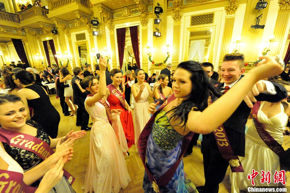 捷克首都布拉格一所国际中学的学生在市中心一家剧院中举行毕业舞会