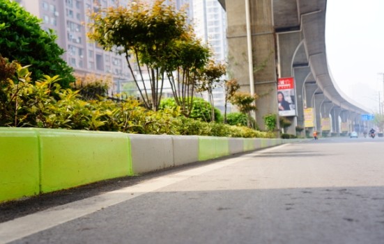 道路两边的路缘石,俗称"马路牙子",通常都是灰黑颜色,并不起眼.