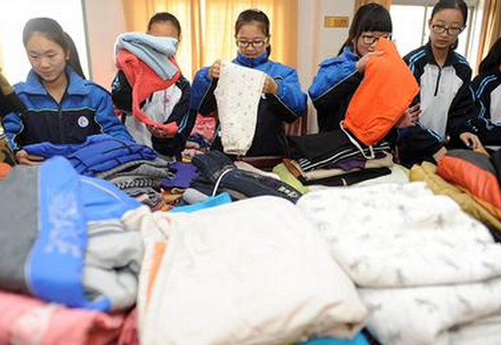 武汉一高校学生发暖冬行动 回收旧衣服寄回家