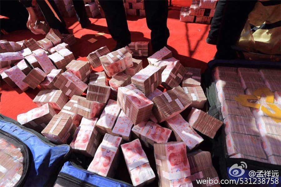 句容一开发商堆1亿现金发工资 民工用箩筐装钱