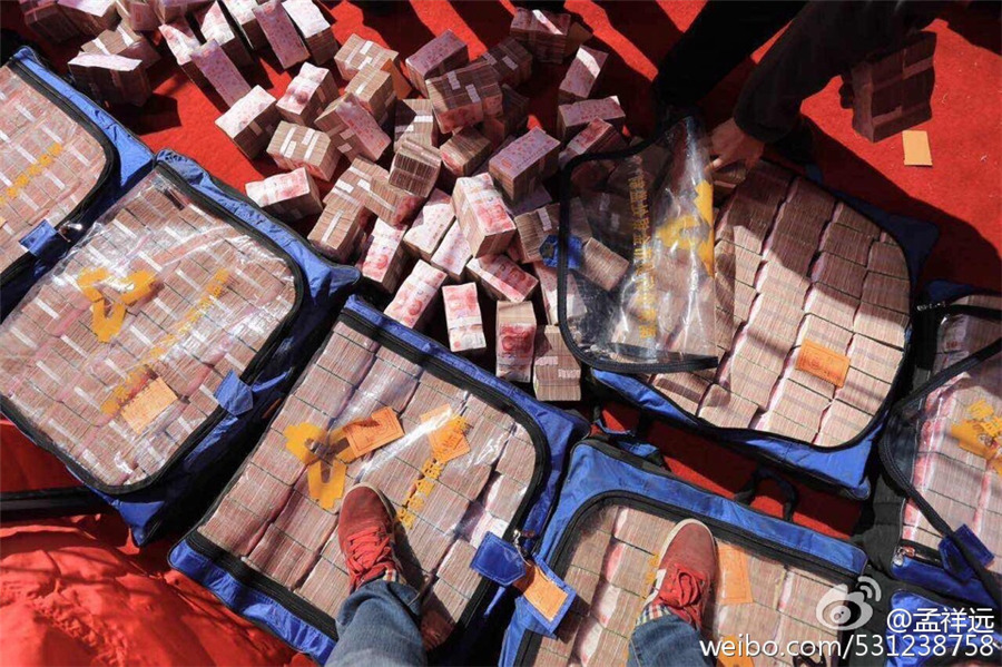 句容一开发商堆1亿现金发工资 民工用箩筐装钱