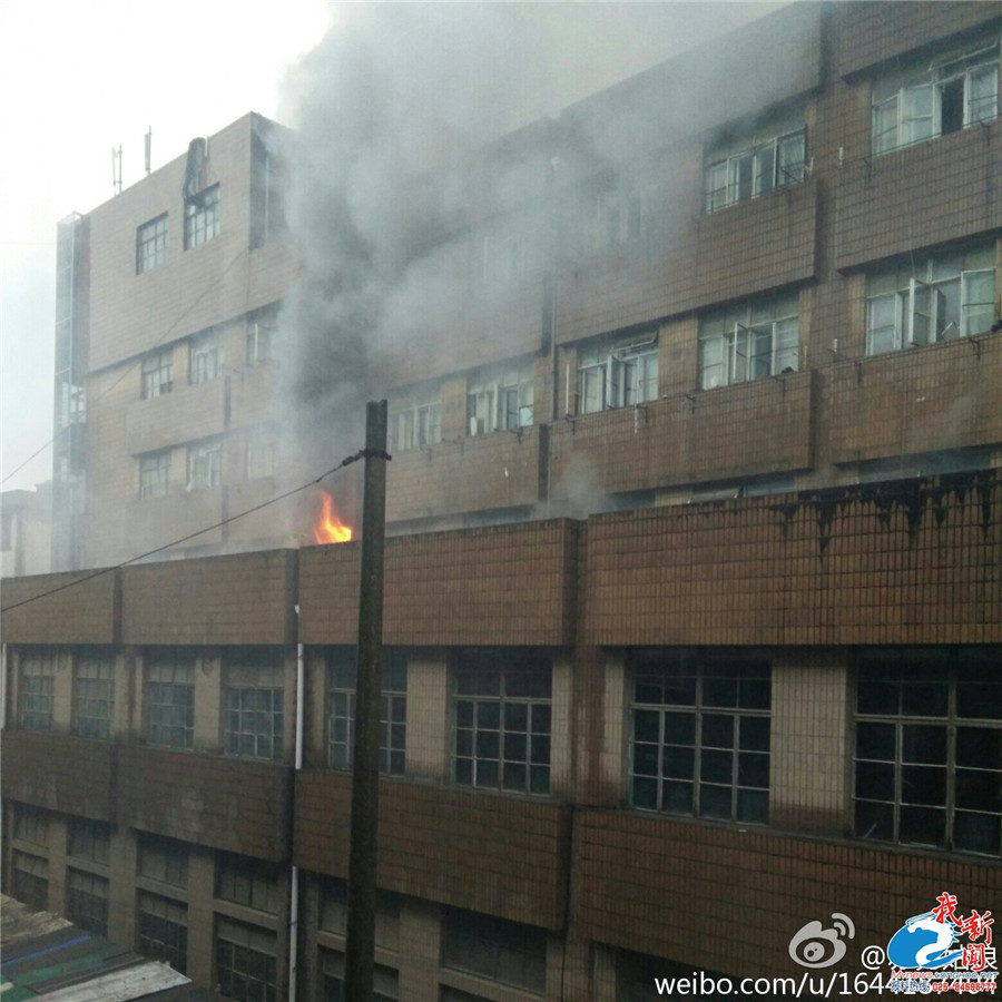 南京一高校学生宿舍发生火灾 现场浓烟滚滚