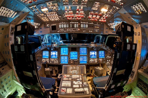 揭秘美国航天飞机驾驶舱复杂内部_财经_凤凰网