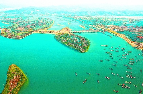 鸟瞰西江黄金水道梧州段。