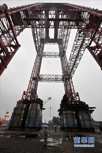7月12日，6400吨液压复式起重机在进行复式提升试验。(新华社记者 詹彦 摄)