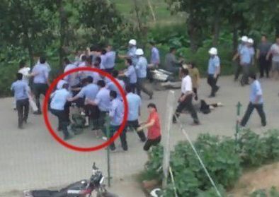 　　数名城管队员脚踩一名着迷彩长裤的男子