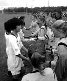 农村小学女生踢进国际赛 要替国足雪耻(图)