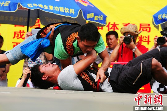 四川西昌火把节举行彝族式摔跤比赛 选手激烈