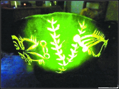 巧手老爸自制西瓜灯(图)