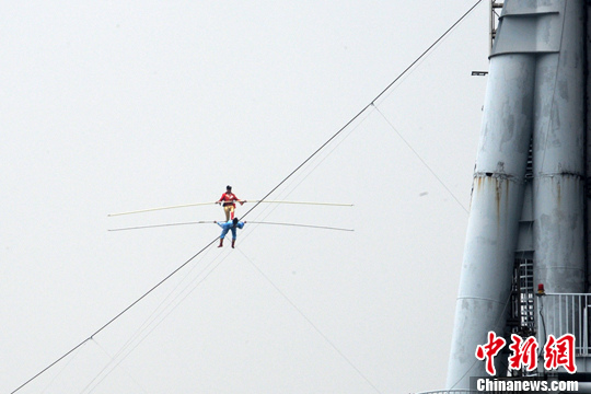 "高空王"阿迪力成功走钢丝横跨珠江